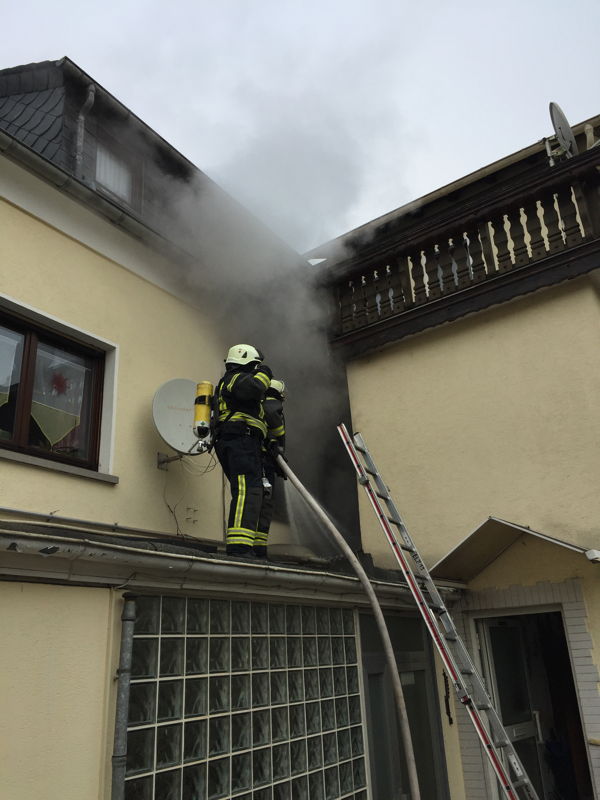 01_01_2017_1307_Uhr_Brandeinsatz_Wohngebäude-1