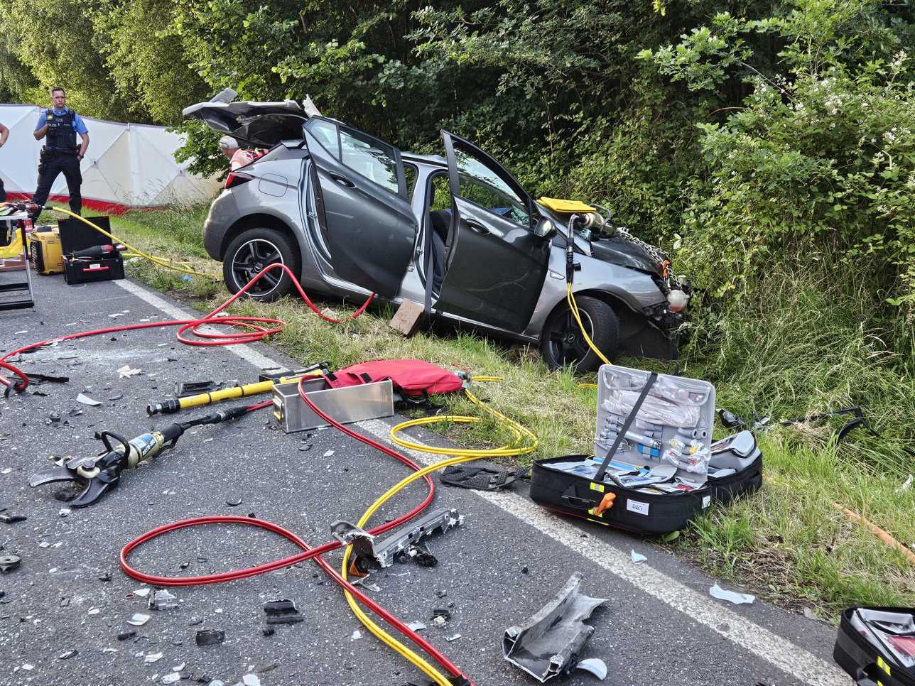 12.06.2025 - 20:36 Uhr |  TH nach Verkehrsunfall, B8 vor Malmeneich (45)