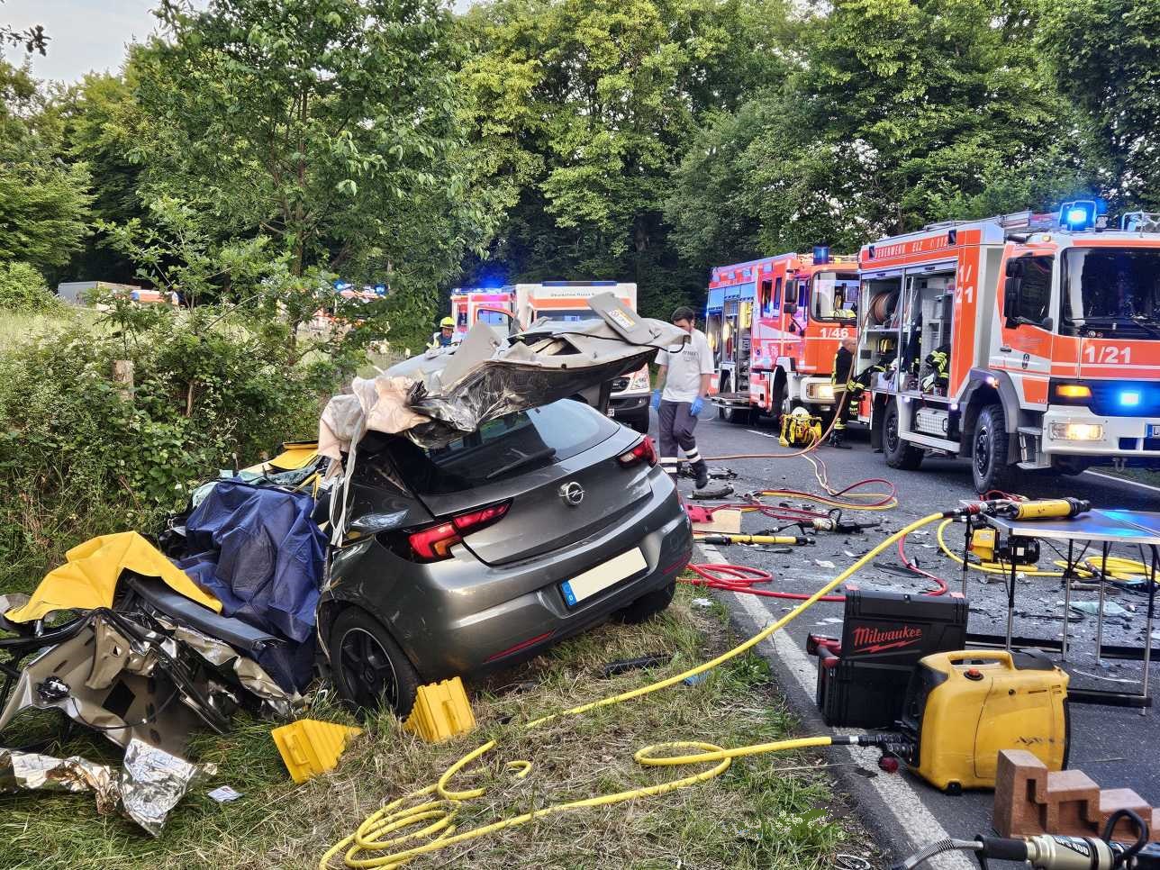 12.06.2025 - 20:36 Uhr |  TH nach Verkehrsunfall, B8 vor Malmeneich (45)