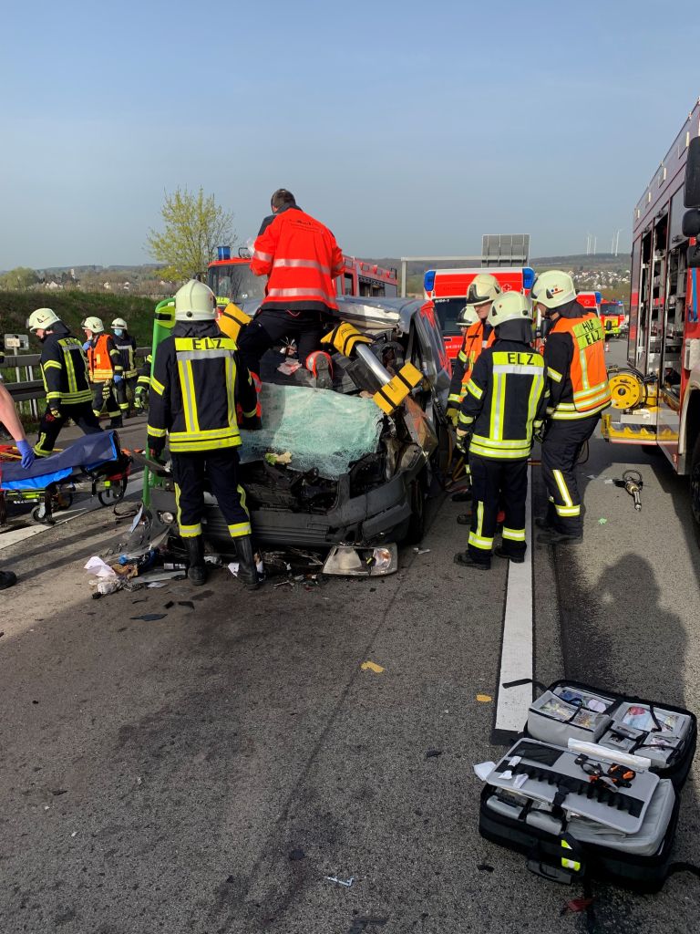 13.04.	08:17 | TH nach Verkehrsunfall, A 3 Fahrtrichtung Frankfurt (16)