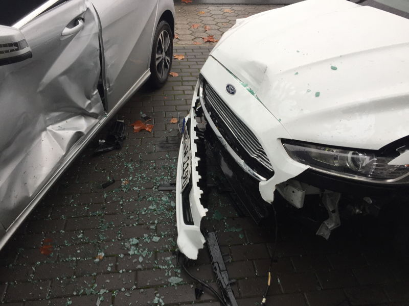 16_11_2016_0940_Brandeinsatz_Pkw_nach_VU-2