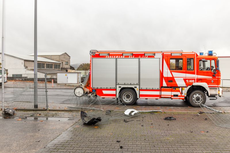 16_11_2016_0940_Brandeinsatz_Pkw_nach_VU-3