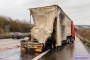 Öl-Alarm nach Lkw-Unfall auf der Autobahn