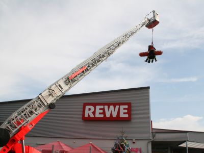 Gute Resonanz am Feuerwehr-Aktionstag bei REWE Kauferstein 1