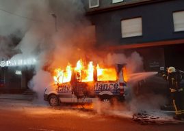 Krankentransporter brennt – Flammen greifen auf Haus über