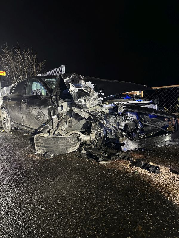 Schwerer Verkehrsunfall mit drei Fahrzeugen und drei Verletzten ...