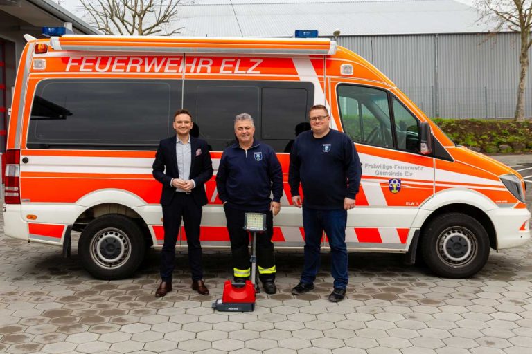 Sparkassen-Versicherung lässt bei der Feuerwehr Elz ein Licht angehen