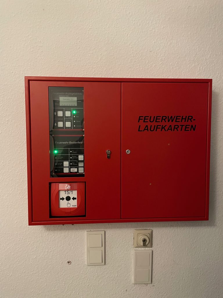 Feuerwache und Einsatzfahrzeuge nun über eine Brandmeldeanlage gesichert