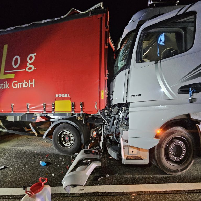 Lkw-Auffahrunfall auf der Autobahn fordert zwei Verletzte